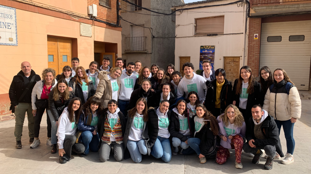 30 futuros docentes visitan el colegio rural Ramón y Cajal de Alpartir (Zaragoza) durante una expedición pedagógica