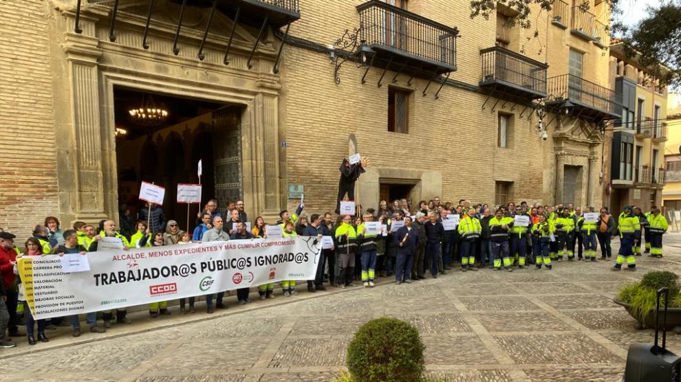Protesta de los trabajadores este martes delante del Ayuntamiento de Huesca.