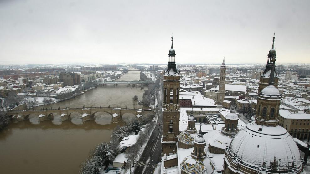 Una fuerte nevada colapsó en febrero de 2005 la capital aragonesa, alterando la vida cotidiana de sus ciudadanos.