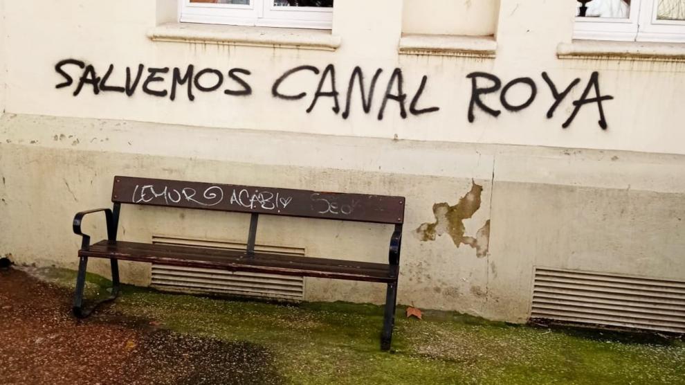 Pintada aparecida en una de las paredes del Casino de Huesca.
