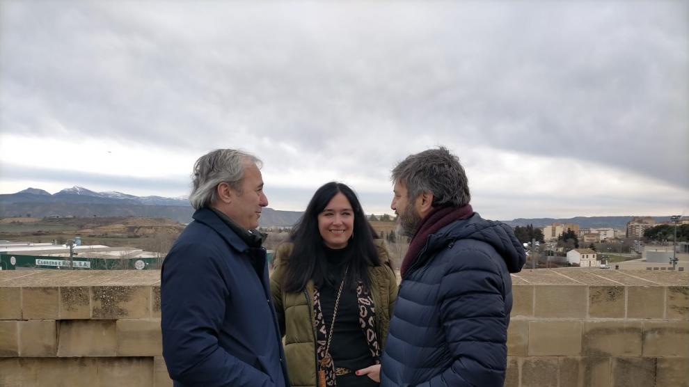 Jorge Azcón, Lorena Orduna y Gerardo Oliván, durante su paseo por la Muralla de Huesca.