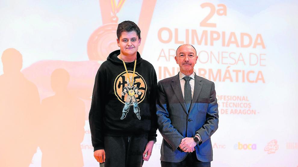 El subdelegado, Fernando Beltrán, ayer, con Javier Badesa, uno de los ganadores