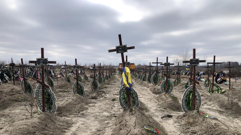 Cementerio de Bucha con las tumbas de personas exhumadas como NN (sin nombre)