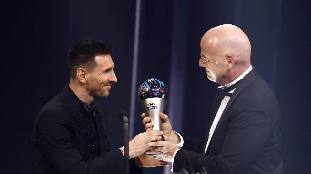 Lionel Messi recoge el premio al mejor jugador 'The Best'.