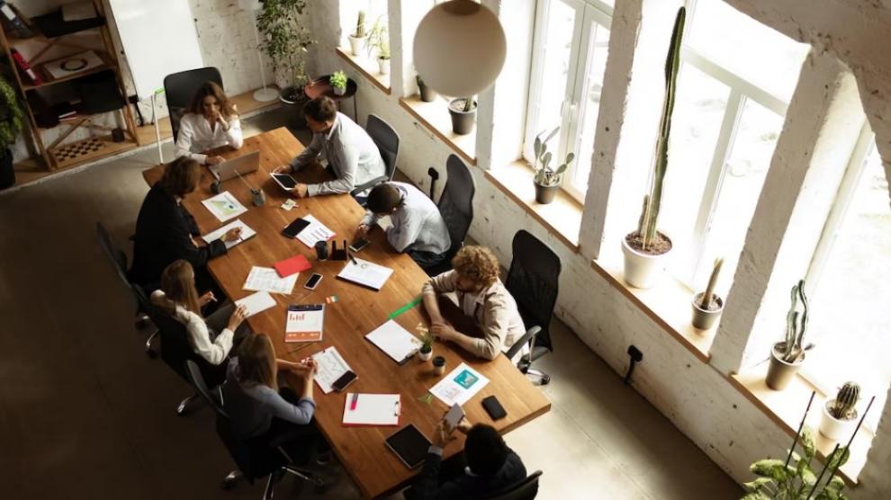 Personas reunidas en una sala de reuniones, en una imagen de archivo