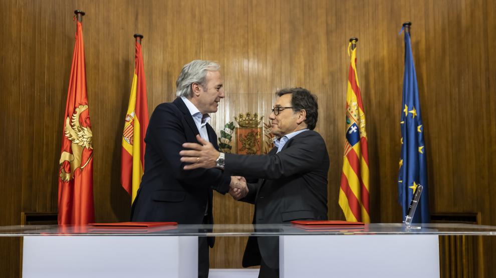 Jorge Azcón y Raúl Sanllehí, este martes en el Ayuntamiento de Zaragoza.