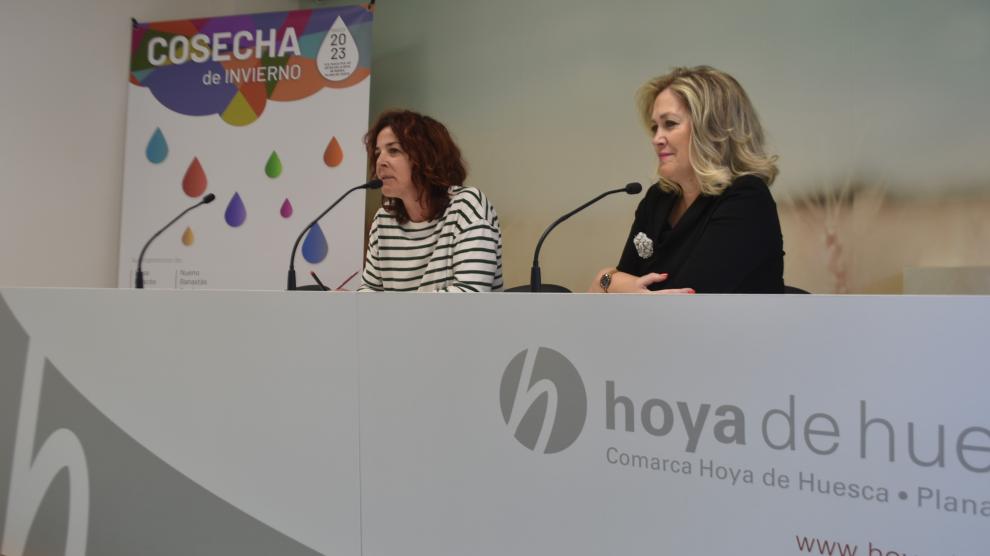 Merche Albero (técnica de Cultura) y Beatriz Calvo (consejera comarcal dela Hoya de Huesca) durante la presentación de la muestra.