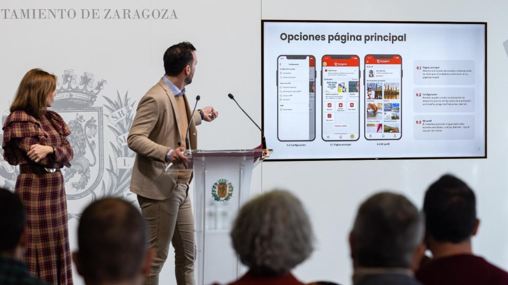 Javier Rodrigo y Natalia Chueca durante la presentación de la nueva aplicación.