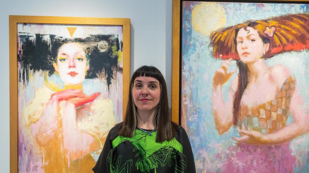 Isabel Garmon, este jueves, junto a dos de sus obras en la Casa de la Mujer de Zaragoza.