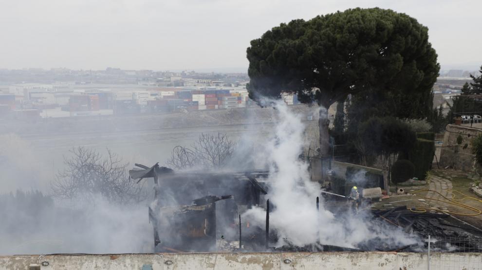 Incendio de una casa de madera detrás del hospital Royo Villanova en Zaragoza.