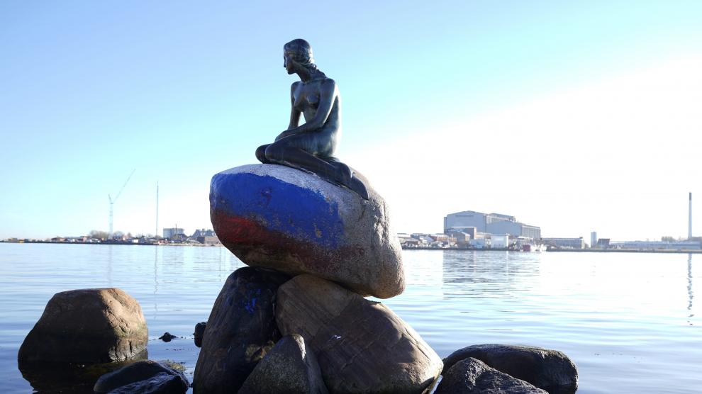 La bandera rusa aparece pintada en la emblemática estatua de La Sirenita de Copenhague.