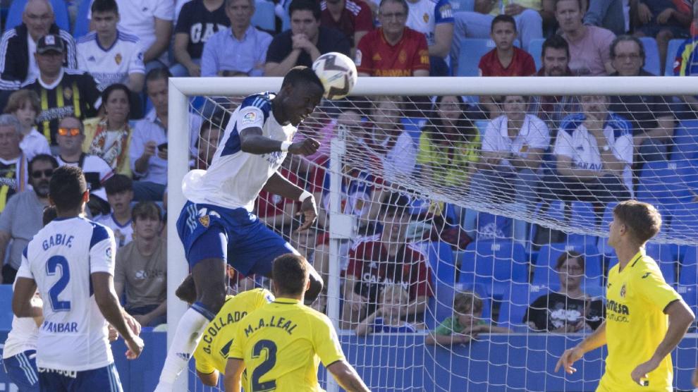 Gueye cabecea un balón hacia la portería del Villarreal B en el partido jugado en La Romareda en la primera vuelta.