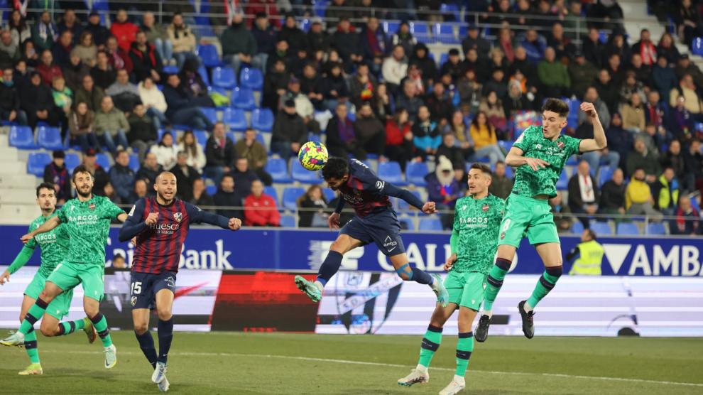 Florian Miguel cabecea el balón en la acción del primer tanto de la SD Huesca.