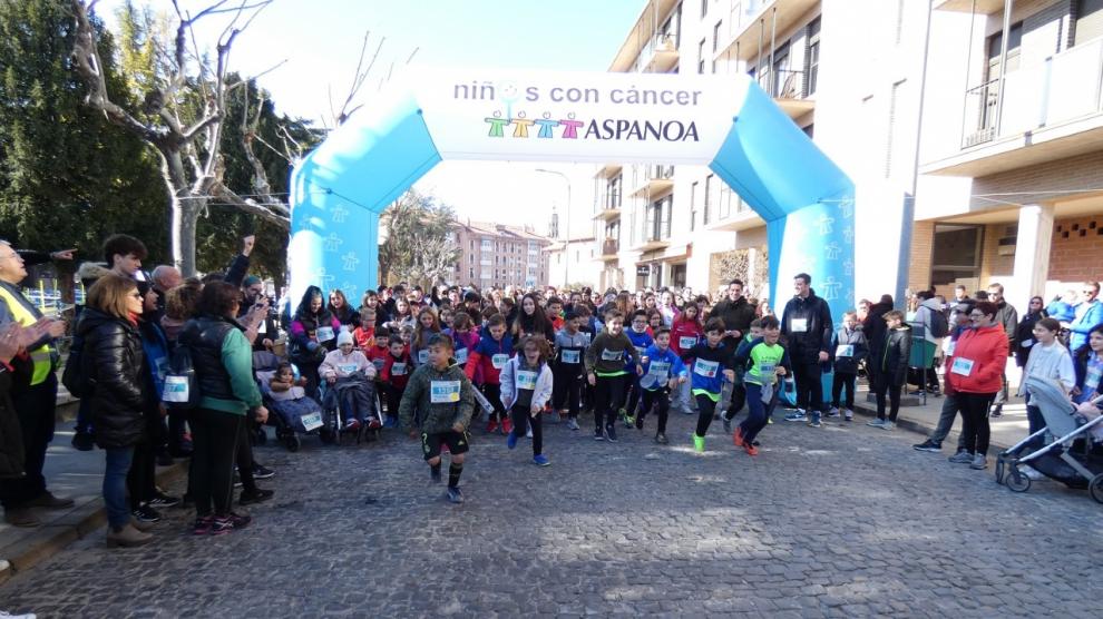 Salida de la marcha de Tarazona contra el cáncer infantil.