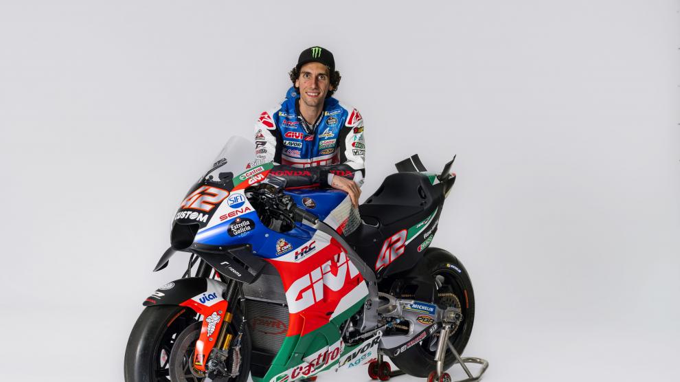 Álex Rins posa con su Honda.