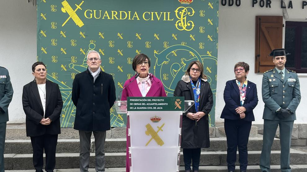 La directora general de la Guardia Civil, María Gámez, durante su visita a Jaca para presentar las obras de mejoras del cuartel.
