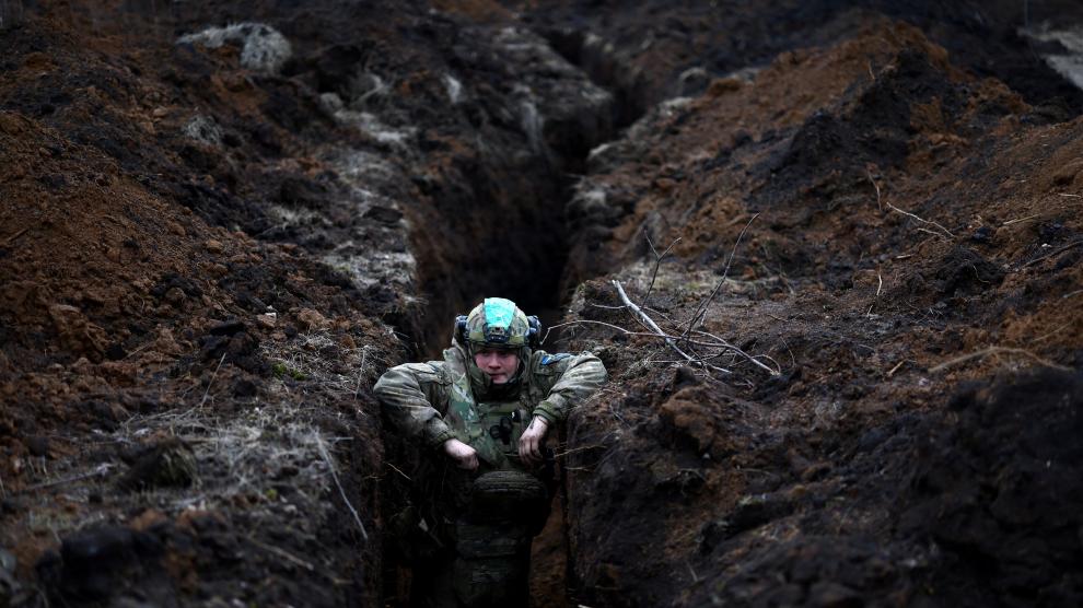 Un soldado ucraniano en primera línea de combate en Bajmut