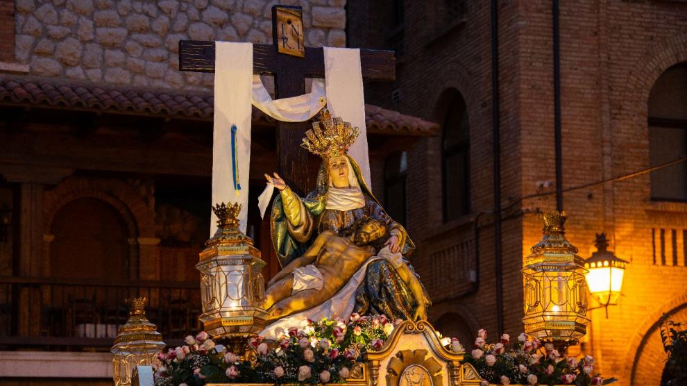 Imagen del paso de la Virgen de las Angustias, cuyo peso ronda los mil kilos y son necesarios 50 peaneros para sacarla a hombros por las calles de Teruel.