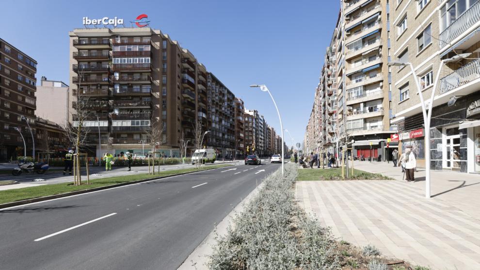 La Avenida Navarra estrena reforma convertida en un paseo con amplias zonas verdes y espacios de encuentro