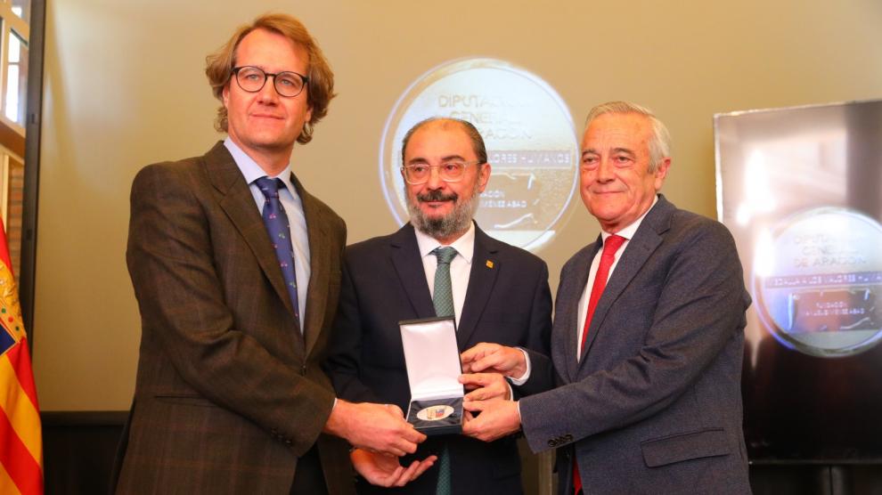 El Gobierno de Aragón hace entrega de la medalla a los valores humanos a la Fundación Manuel Giménez Abad