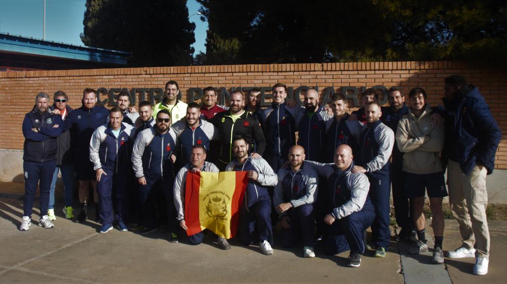 Miembros del Regimiento de Caballería España Número 11 y del Rugby Club, a las puertas de la cárcel.
