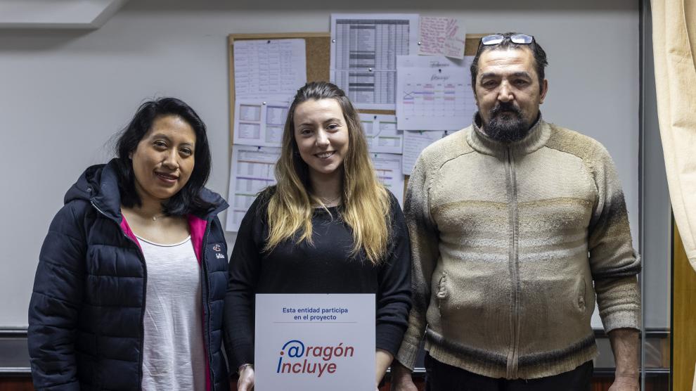 Diana Quinatoa, Cristina Sierra y José Torrubia con un cartel del proyecto Aragón Incluye.