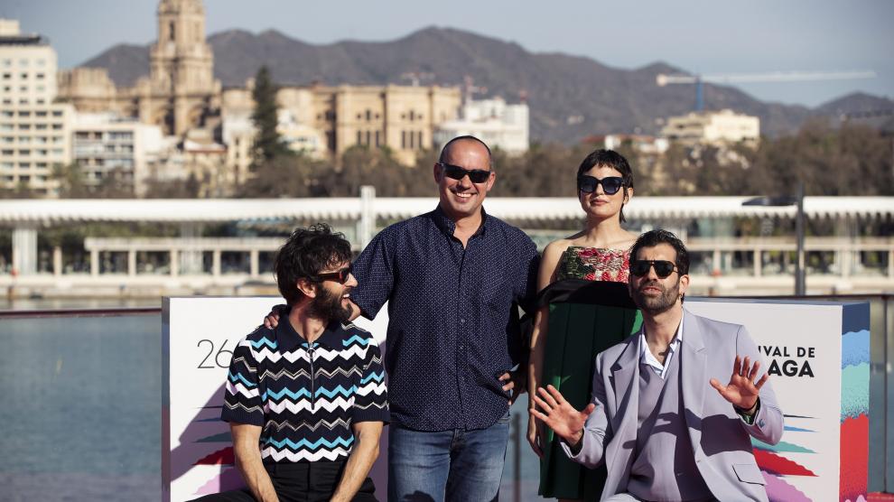 El director Joan Noguera (2i) posa en el puerto de Málaga junto a los actores Javier Rey (i) y Verónica Echegui (2d) y Tamar Novas (d).