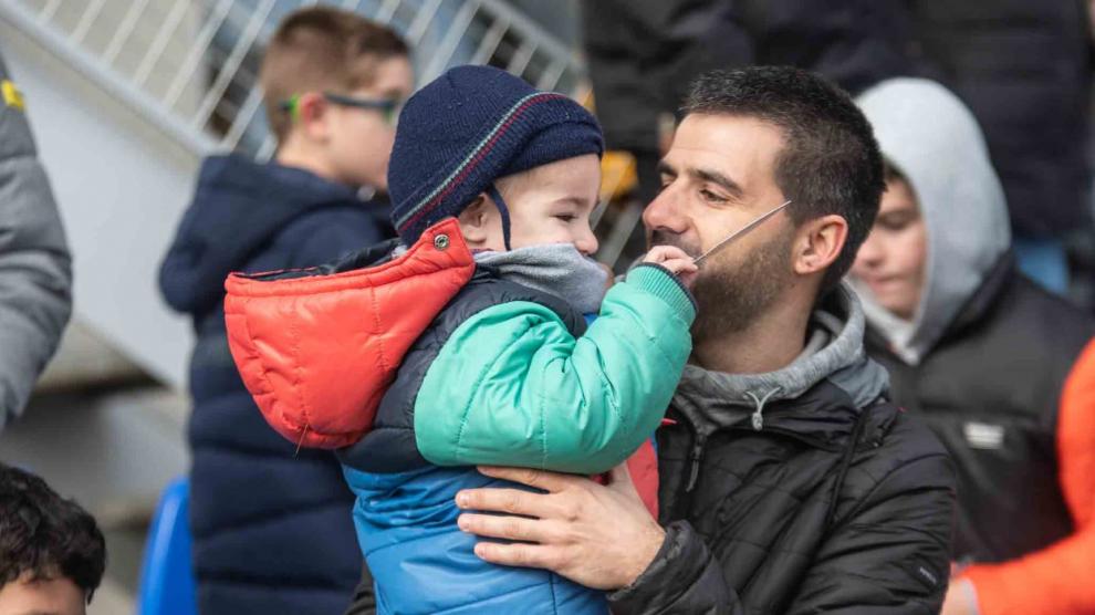 Carlos Blas con su hijo Rubén en el entrenamiento a puerta abierta del Huesca la pasada Navidad.
