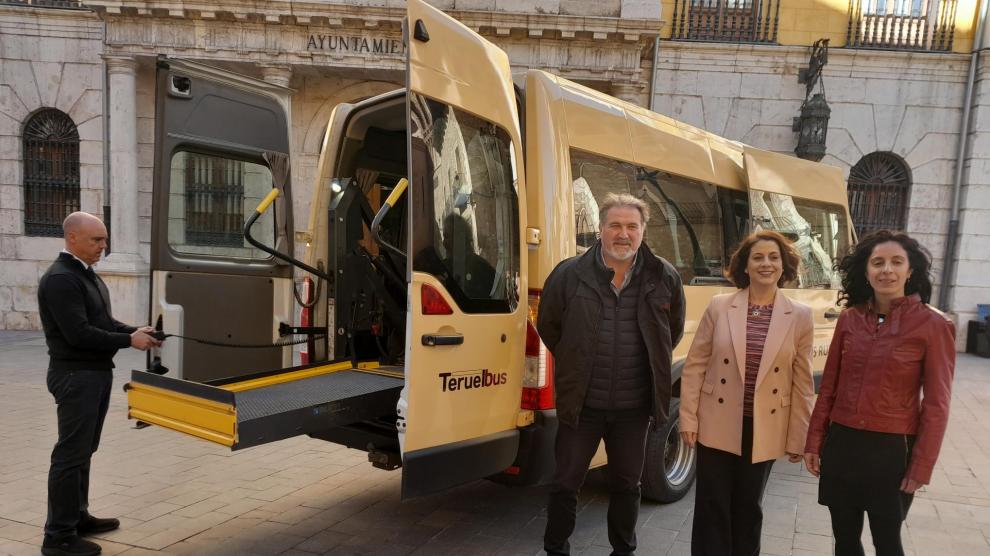 El autobús, adaptado a personas con problemas de movilidad, ha sido presentado este martes. En la imagen, Emma Buj, entre Juan Carlos Cruzado y Nuria Tregón, junto al vehículo.
