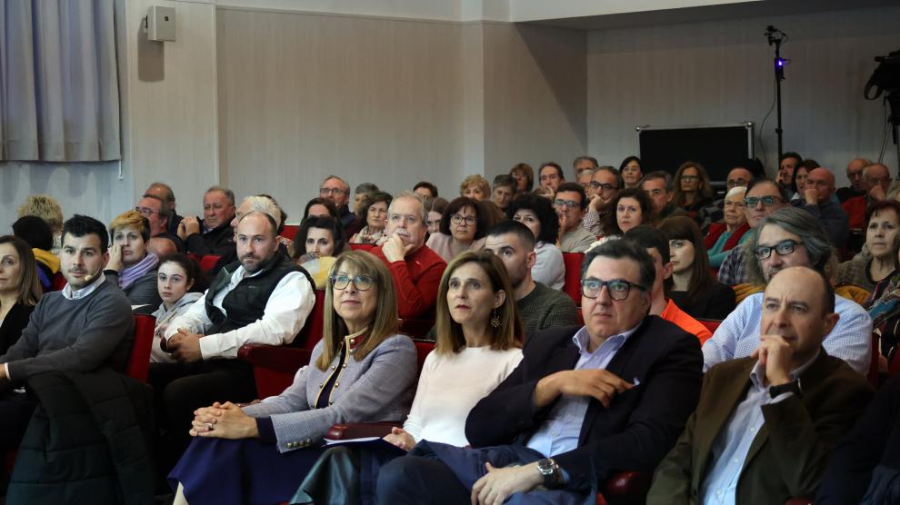 Autoridades y representantes del Diario del Alto Aragón y la SD Huesca, en primer fila, junto al resto del público.