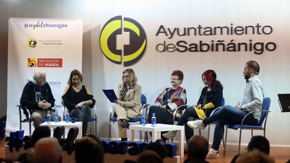 Miguel Mainar, Vicky Lafuente con Chus Sánchez, Pilara Piedrafita, Noelia Marcén y Christian Jiménez.