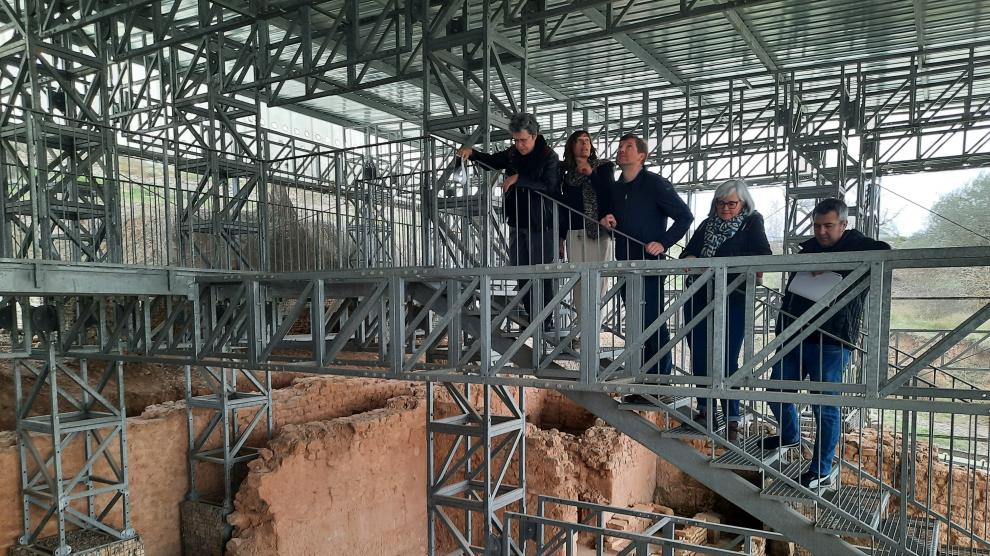 Autoridades y técnicos, durante la visita al yacimiento romano de Labitolosa.