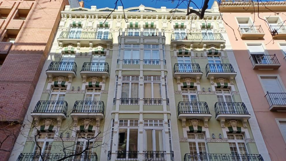 Luis Buñuel vivió casi dos décadas en Zaragoza. La placa de su vivienda se podría colocar tanto en el Coso 5 como en el paseo de la Independencia 29, precisamente, el edificio de HERALDO. La de la imagen sobre estas líneas corresponde a Isaac Peral nº 22, donde el padre del cineasta compró el solar y encargó la edificación al arquitecto Miguel Ángel Navarro.