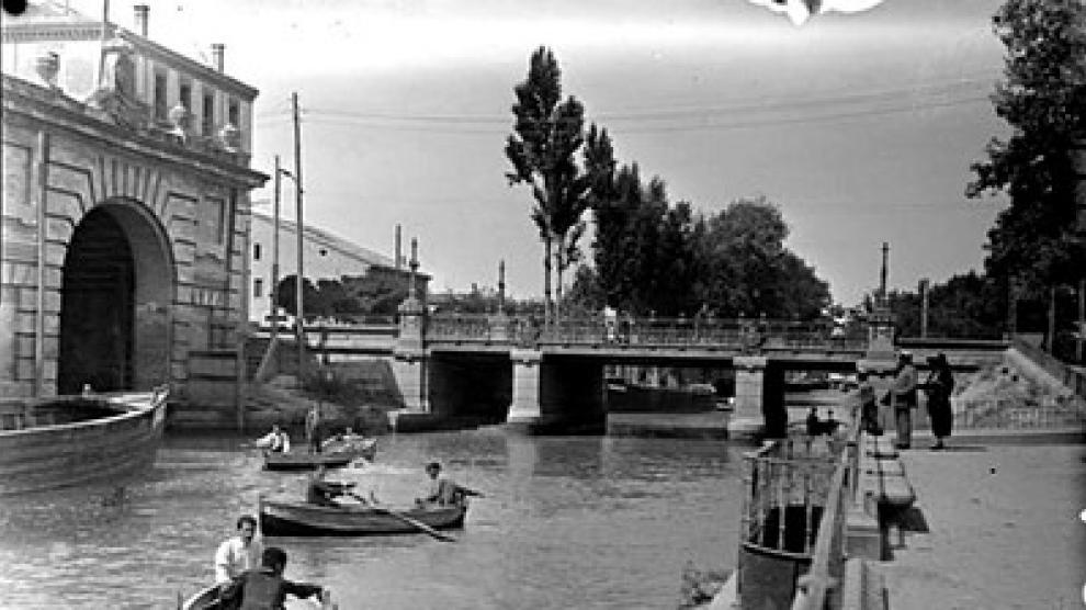 El Canal Imperial, que en sus primeros años fue navegable, a la altura del Puente de América, en 1922.