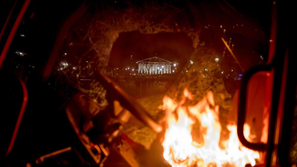 Varias personas incendiaron y dañaron mobiliario público en la capital francesa