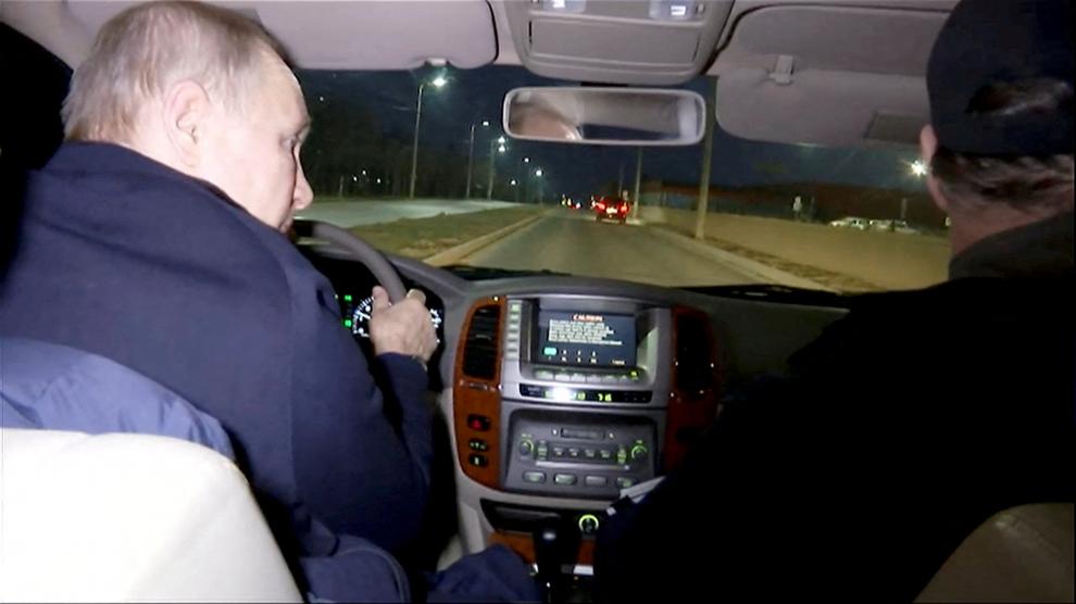 Putin conduciendo él mismo un Toyota por una desértica calle de Mariupol.
