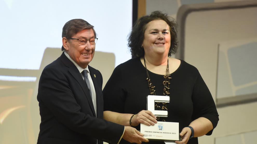 Cristina Gallart, presidenta de Fribin, recoge el Premio Empresa Huesca de manos de Arturo Aliaga, vicepresidente de la DGA.