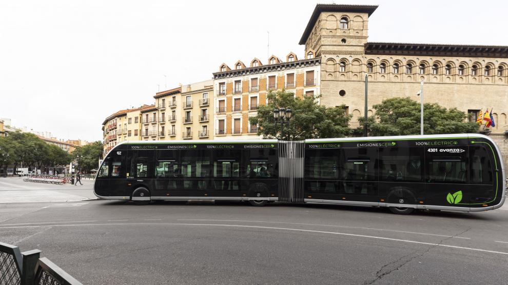 El autobús 100% eléctrico, circulando por Zaragoza.