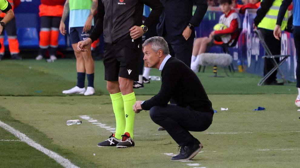 Fran Escribá, el pasado domingo en El Alcoraz, observando el partido en cuclillas en la banda.