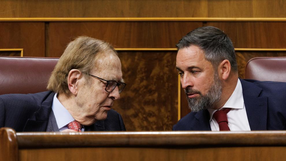 El candidato de la moción de censura, profesor y economista Ramón Tamames (i) y el líder de VOX, Santiago Abascal (d), durante la segunda sesión de la moción de censura