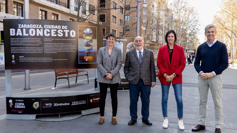 Elisa Aguilar, José Miguel Sierra, Cristina García y Mikel Iturbe, este miércoles en la exposición 'Zaragoza, ciudad de baloncesto'.