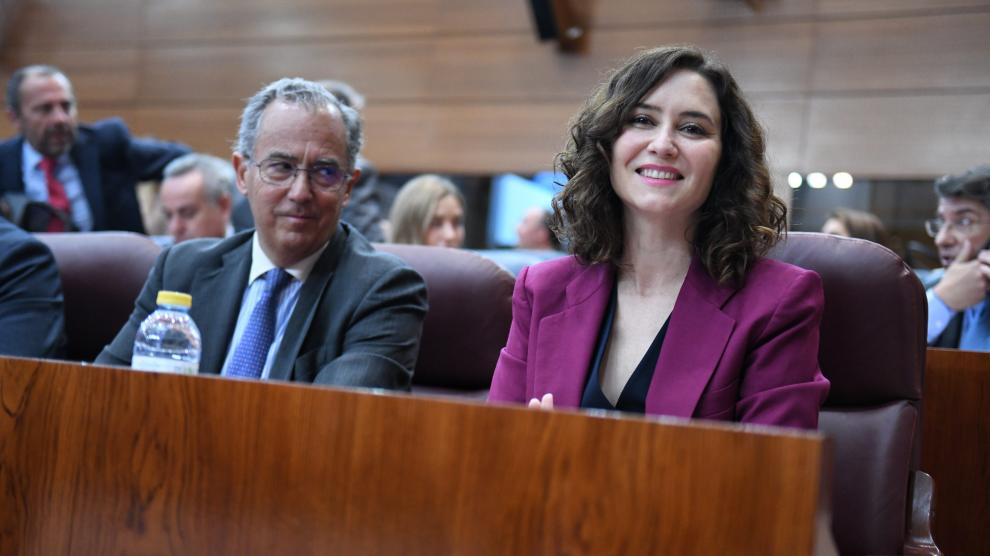 La presidenta de la Comunidad de Madrid, Isabel Díaz Ayuso, y el vicepresidente, consejero de Educación y Universidades, Enrique Ossorio, durante la sesión plenaria de este jueves en la Asamblea de Madrid