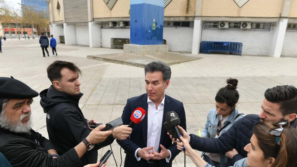 El concejal de Urbanismo, Víctor Serrano, este viernes frente al estadio de La Romareda.