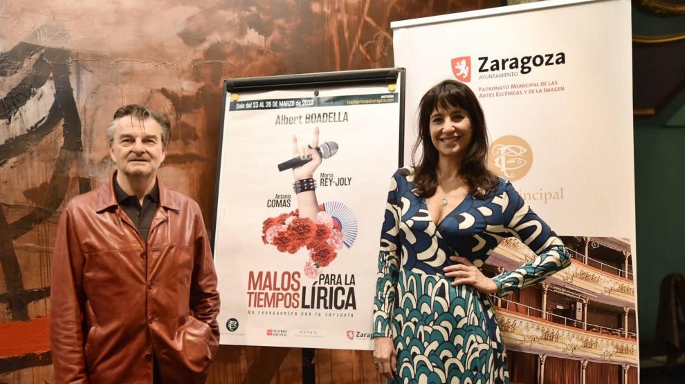 Los protagonistas de la obra 'Malos tiempos para la lírica', en su presentación en el Teatro Principal de Zaragoza.