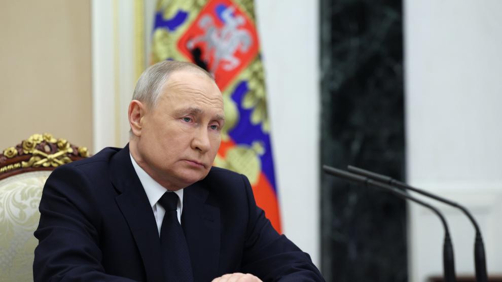 El presidente ruso Vladímir Putin escucha al ministro de Transportes ruso, Vitaly Savelyev