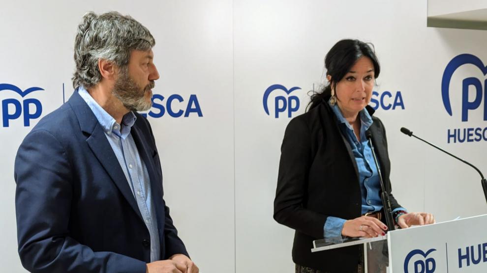 El presidente provincial del PP, Gerardo Oliván, y la candidata popular a la Alcaldía de Huesca, Lorena Orduna.