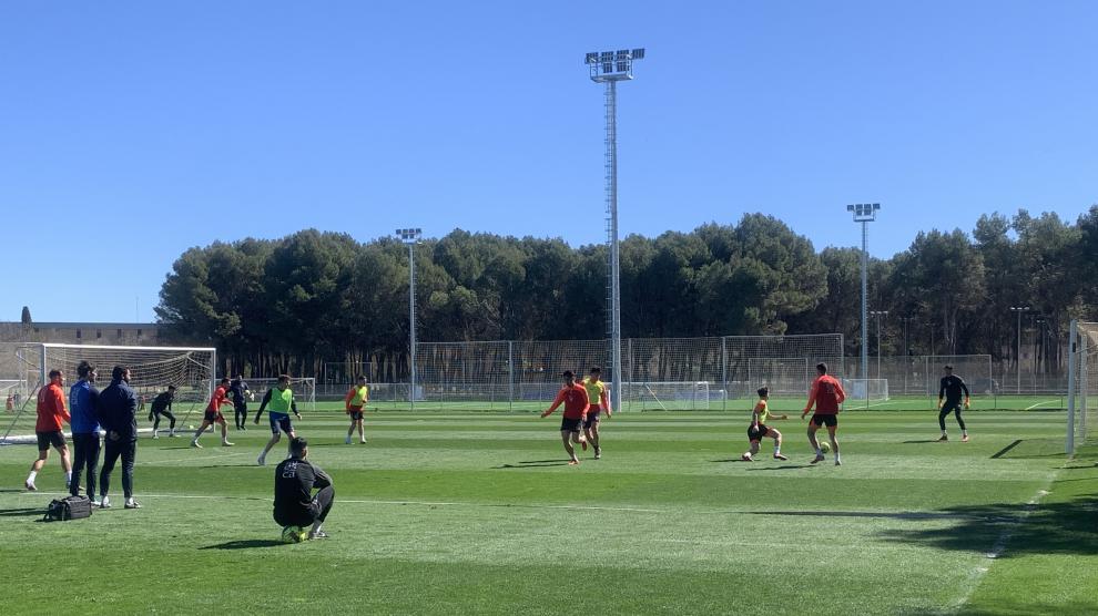 Los suplentes se ejercitan en el IES Pirámide.