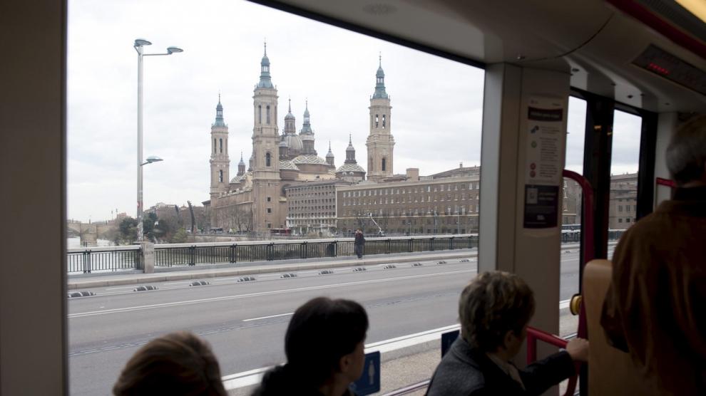 El tranvía cruzó el Ebro por primera vez, y alcanzó Parque Goya, el 26 de marzo de 2003.
