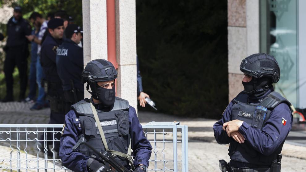 Dos policía en el lugar del ataque en Lisboa PORTUGAL CRIME