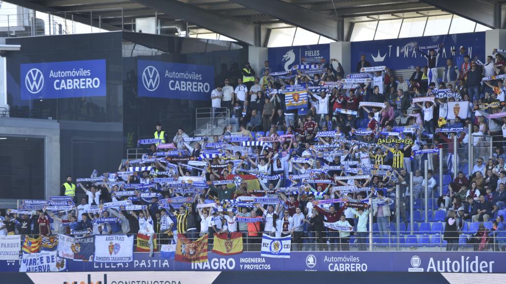 Aficionados del Real Zaragoza en la grada de El Alcoraz en el pasado derbi.